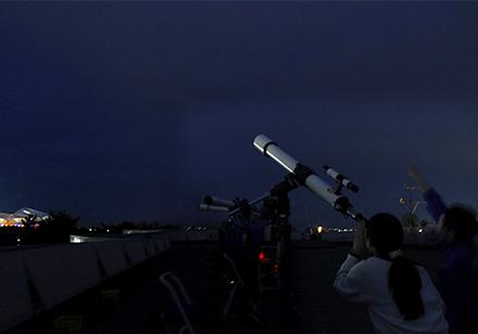 屋上での観望会の様子