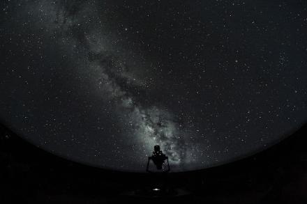 夏の夜空に浮かぶ天の川を映したドームスクリーン